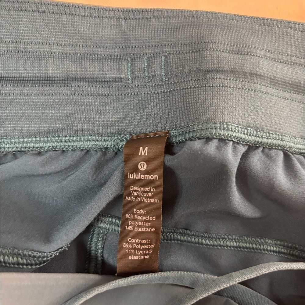 LULULEMON ATHLETICA TEAL ATHLETIC SHORT WITH A POCKET IN THE SIDE SIZE M - Picture 2 of 12